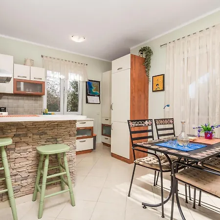 2 Bedroom In Rab דירה Barbat na Rabu